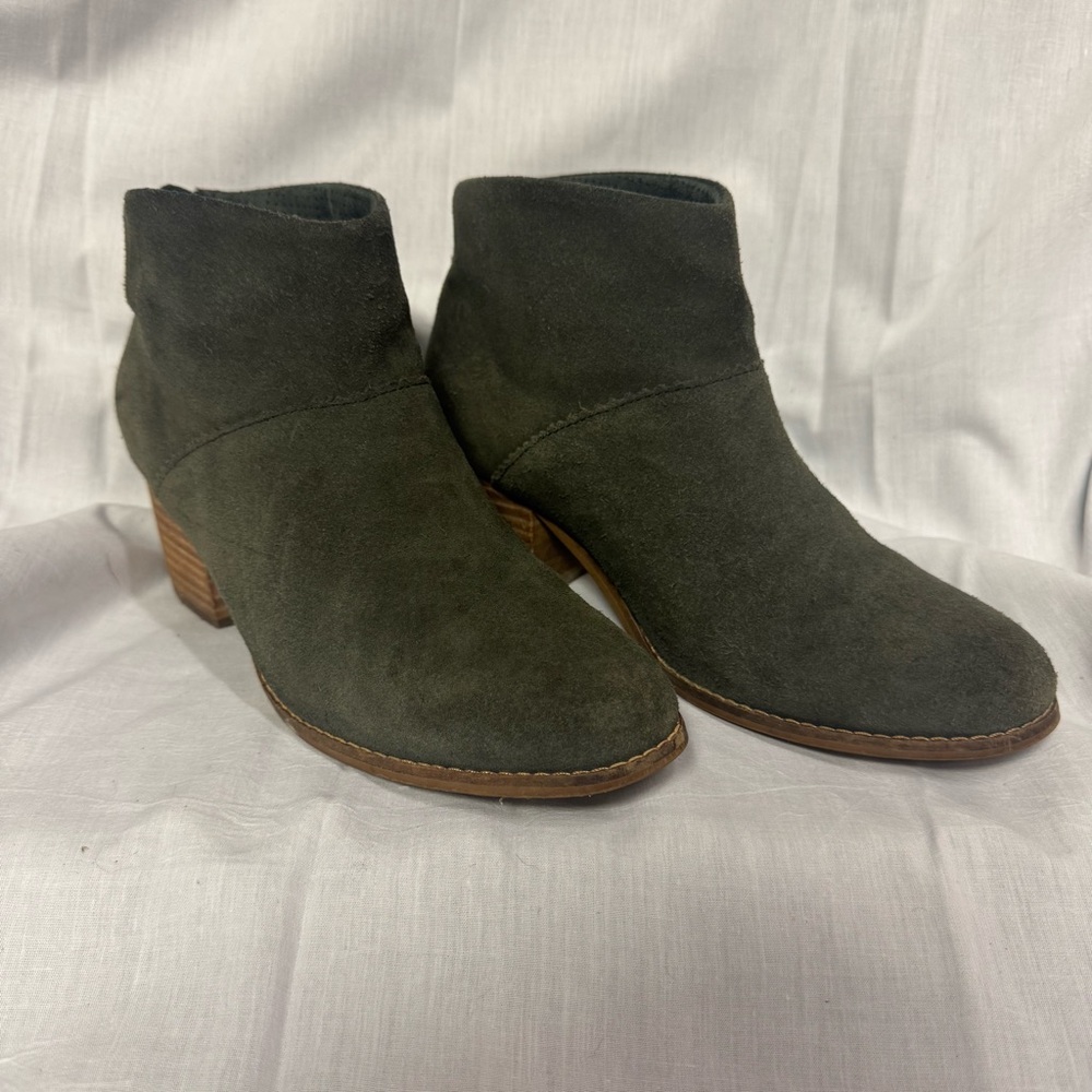 TOMS Boots Womens 7.5 Leila Ankle Booties Olive Suede Tasseled Back Zip Low Heel